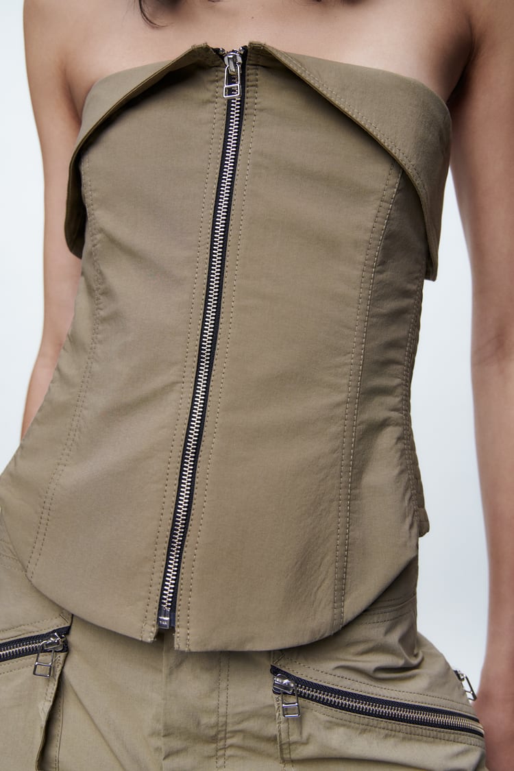 Bustier e pantaloni con cerniera in un set