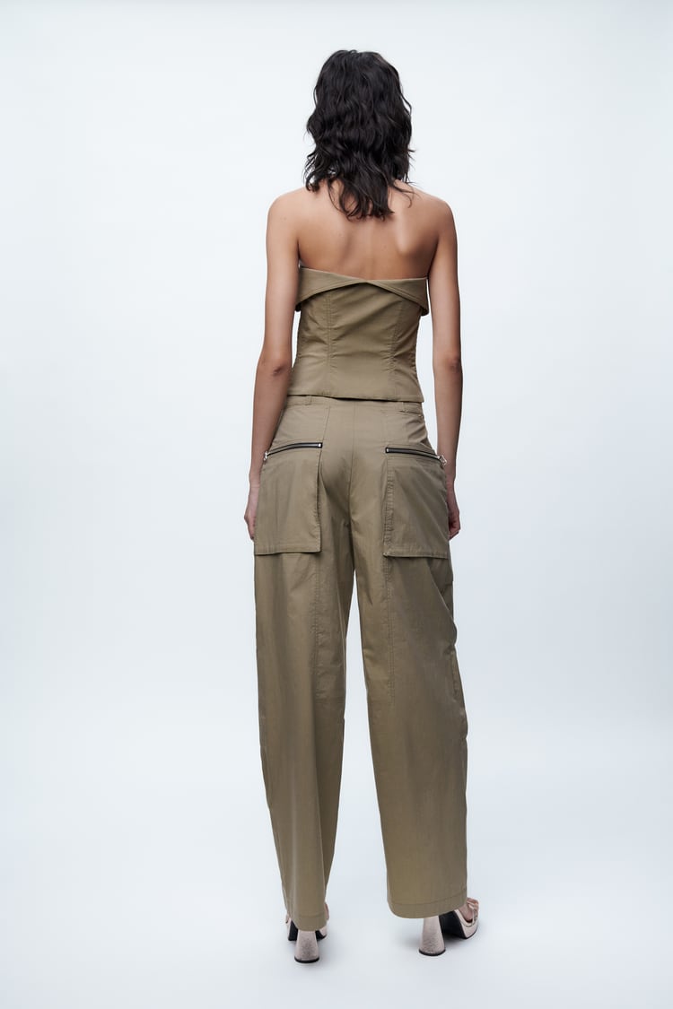 Bustier e pantaloni con cerniera in un set