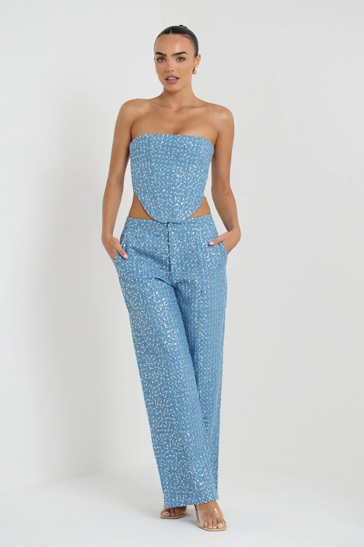 Top tubolare blu con paillettes e pantaloni a gamba larga con glitter