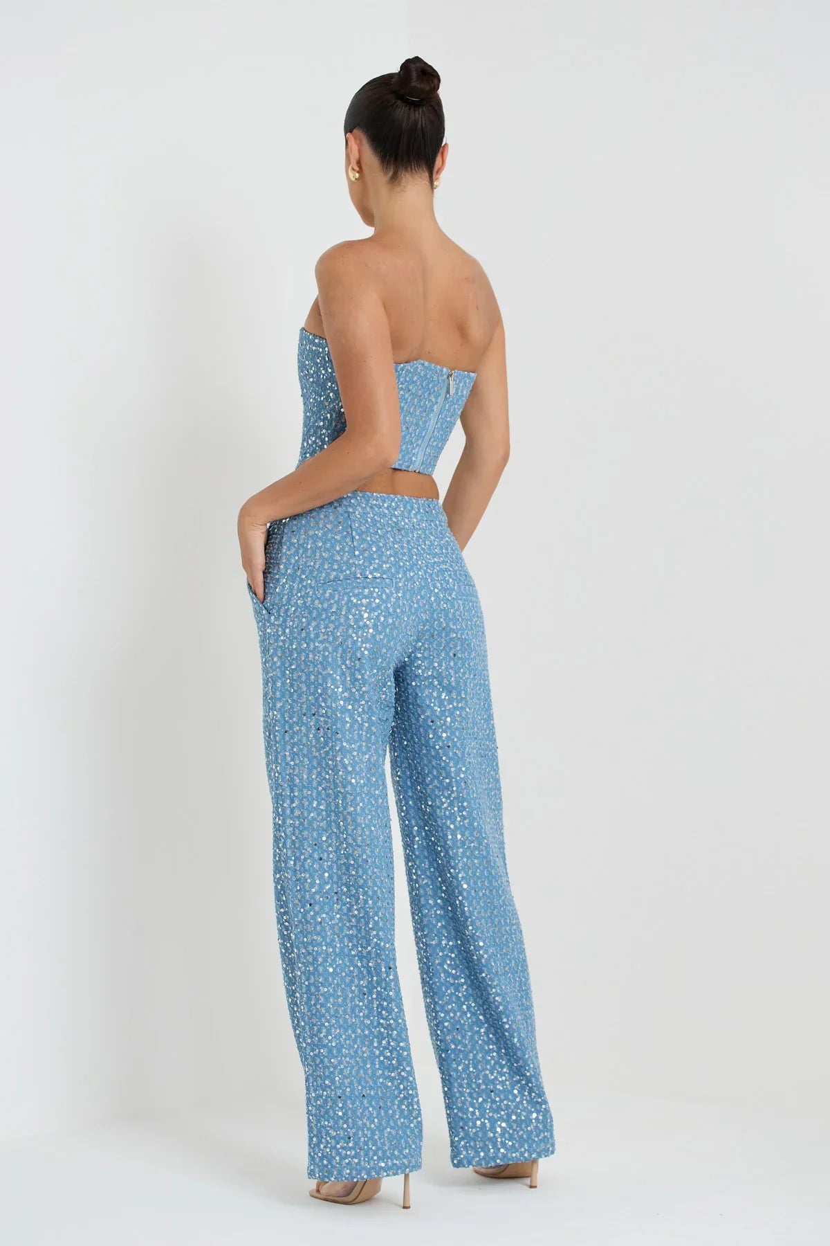 Top tubolare blu con paillettes e pantaloni a gamba larga con glitter