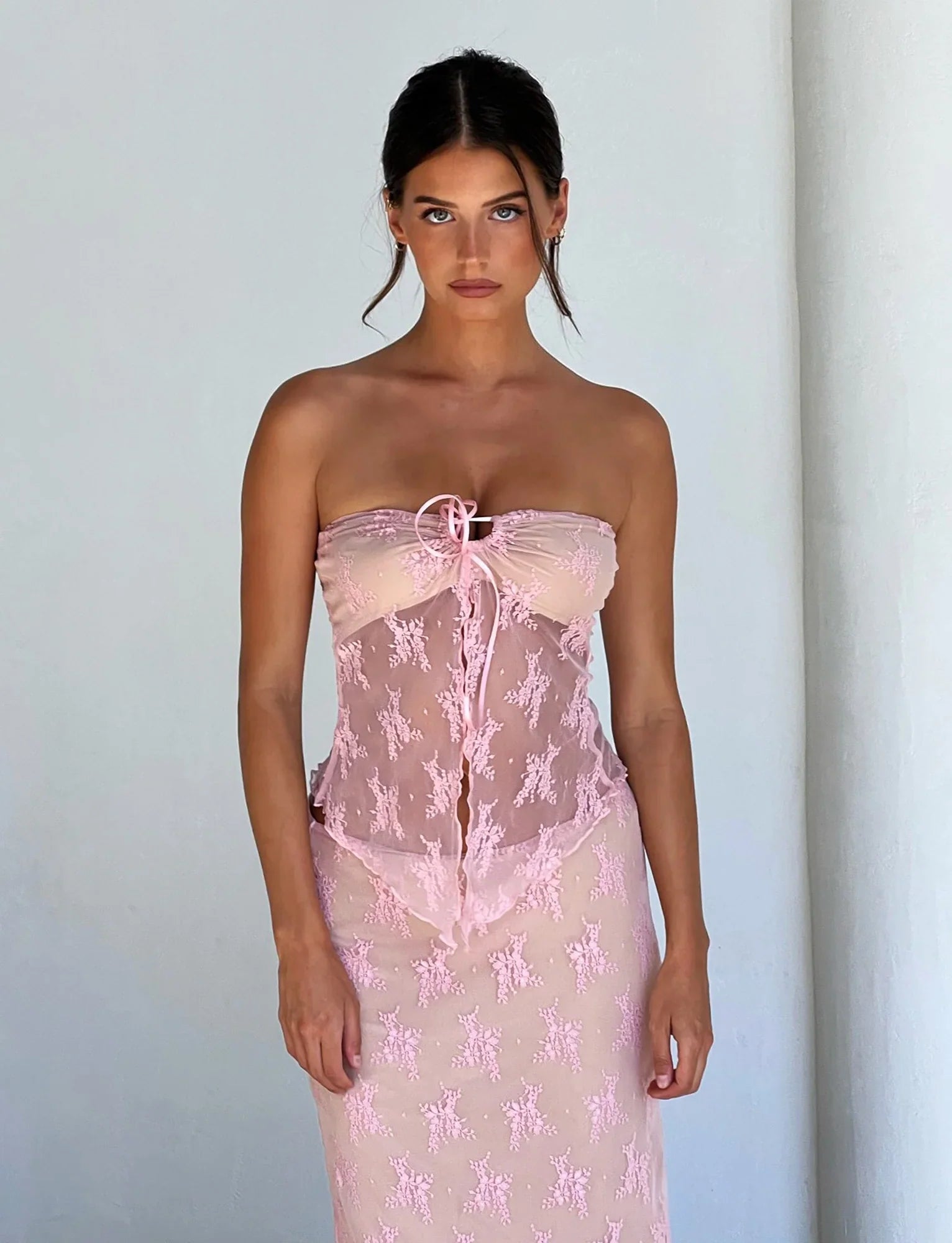 Elegante top traslucido con gonna