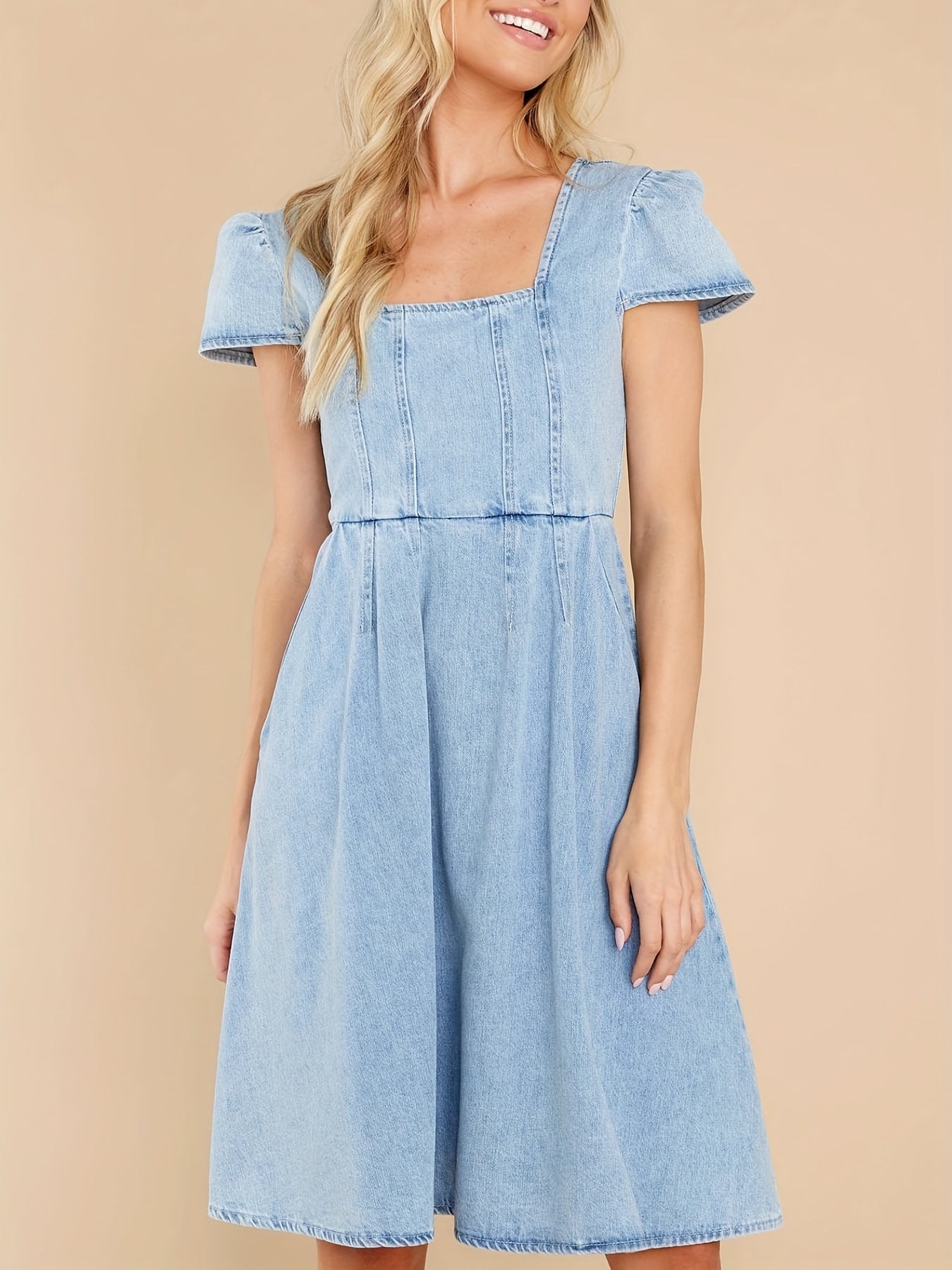 Abito in denim blu con scollo quadrato