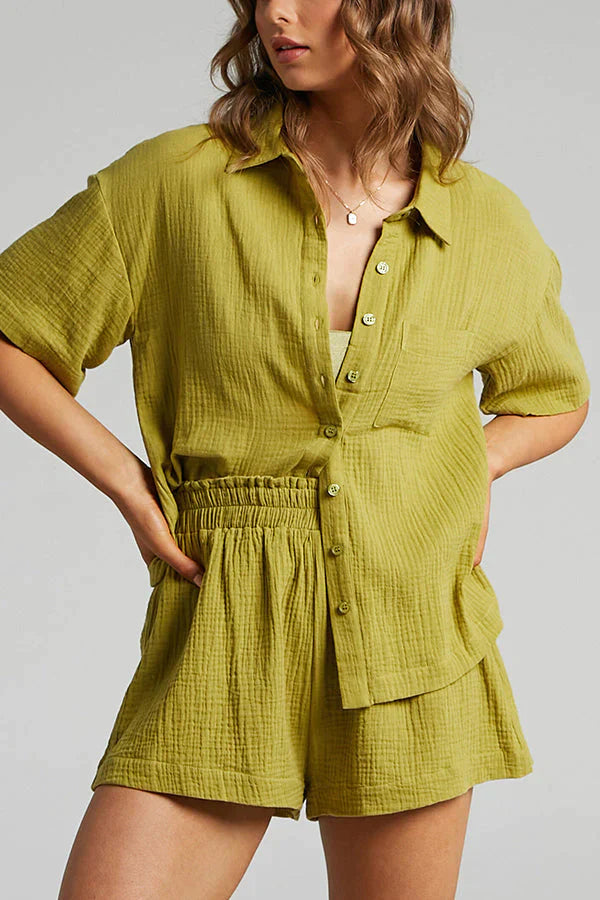 Completo con camicia ampia a righe e pantaloncini da donna