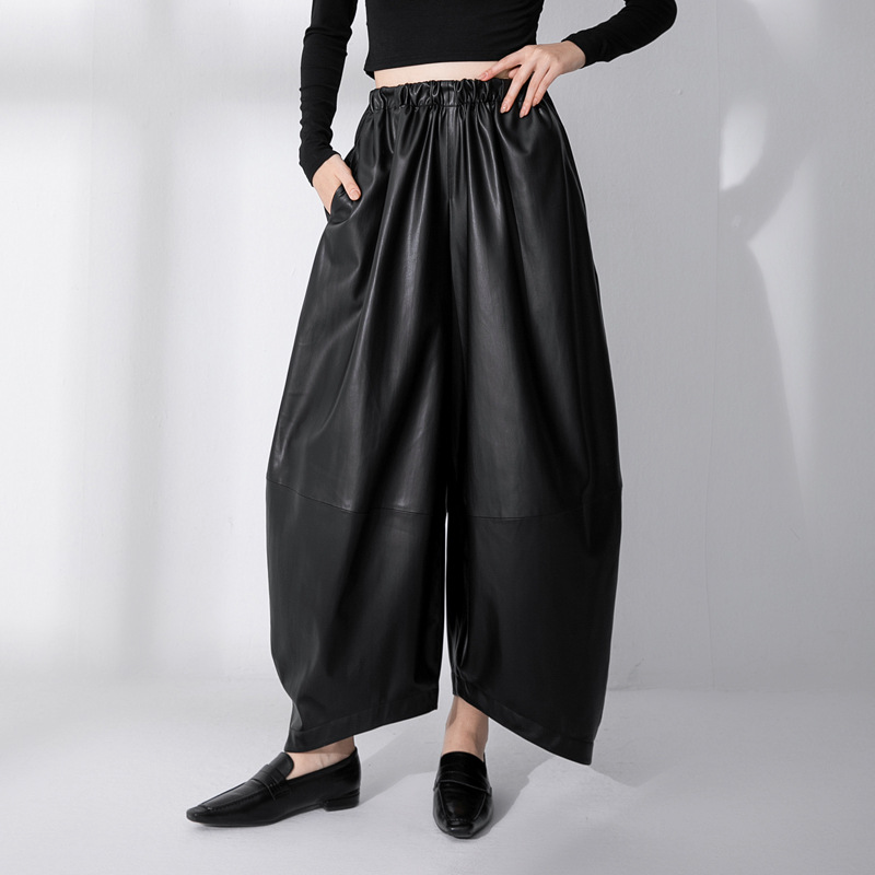Pantaloni di pelle nera con vita alta e gambe larghe