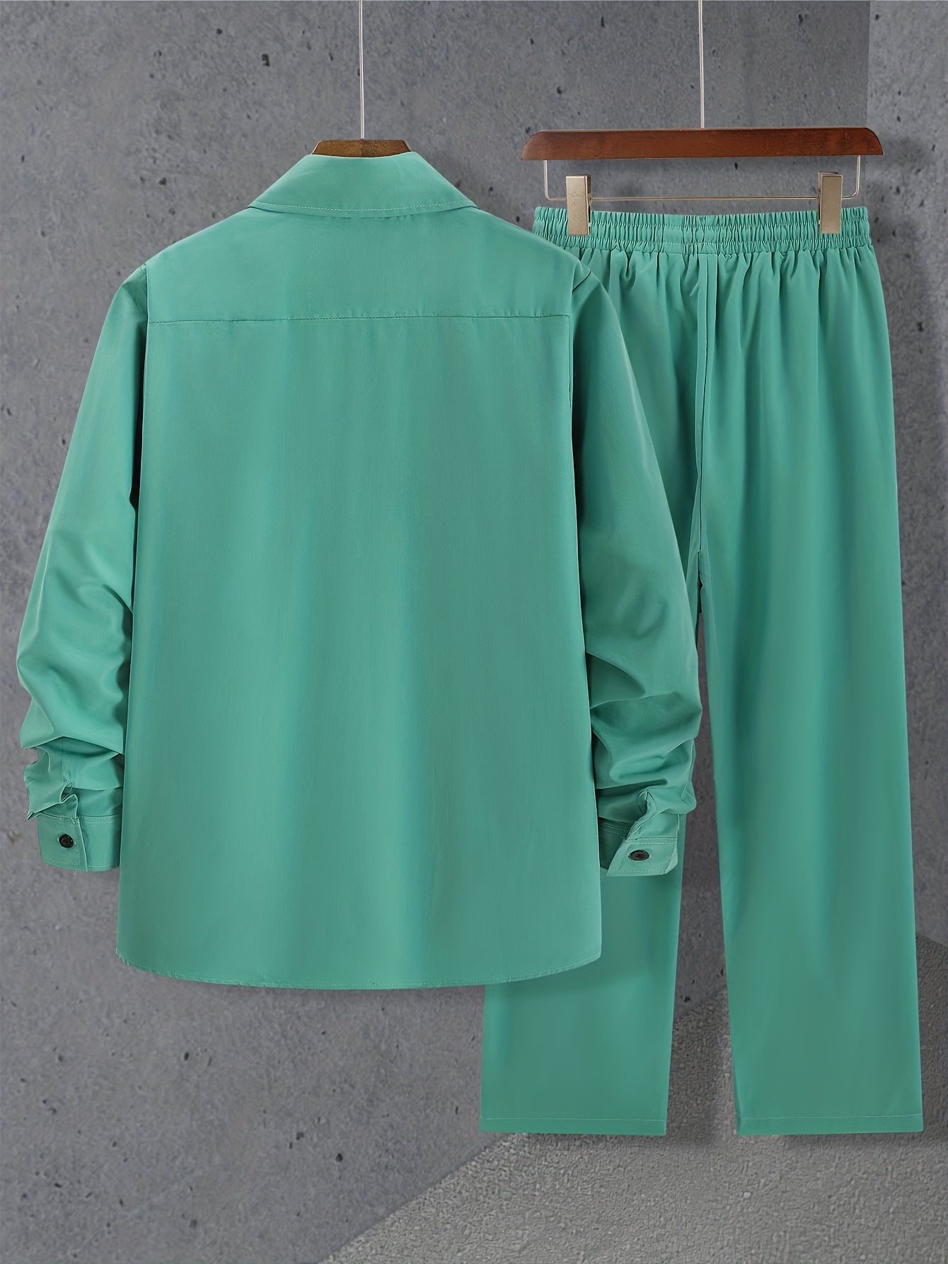 Set semplice composto da una camicia a maniche lunghe e pantaloni con coulisse per l'estate