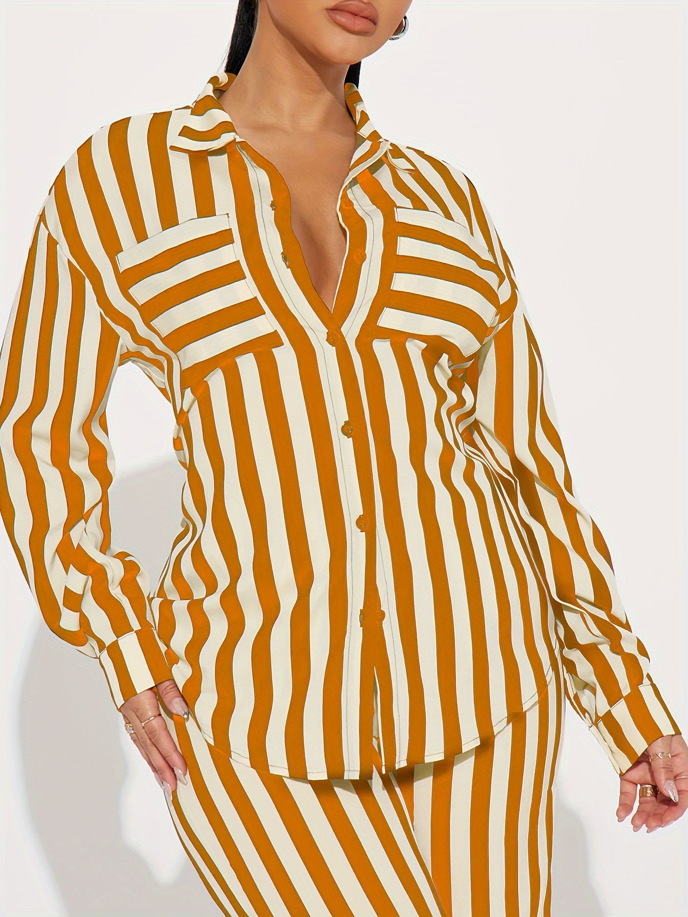 Set composto da camicia a righe con maniche lunghe e pantaloni a gamba larga