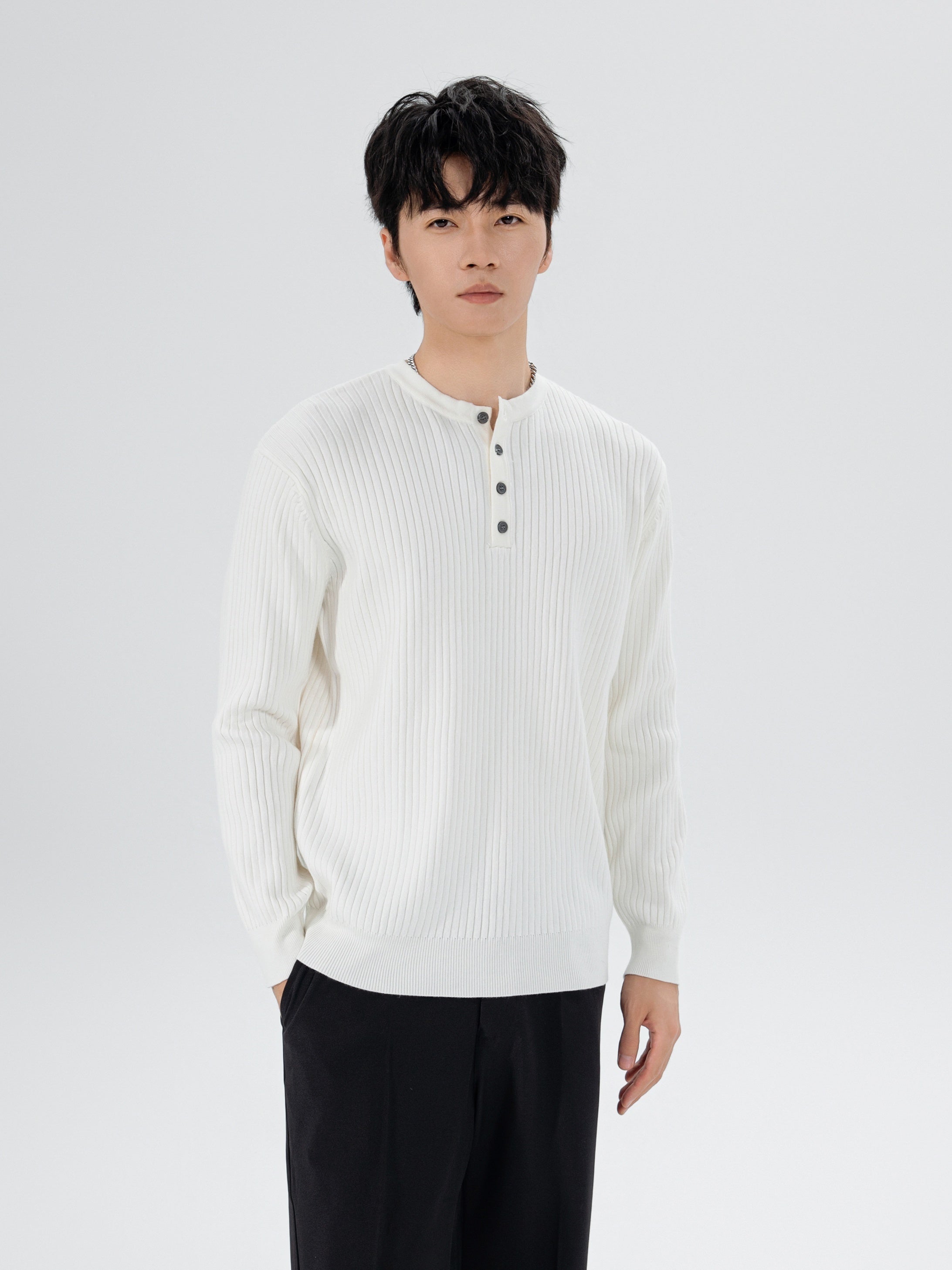 Maglione lavorato a maglia bianco a righe