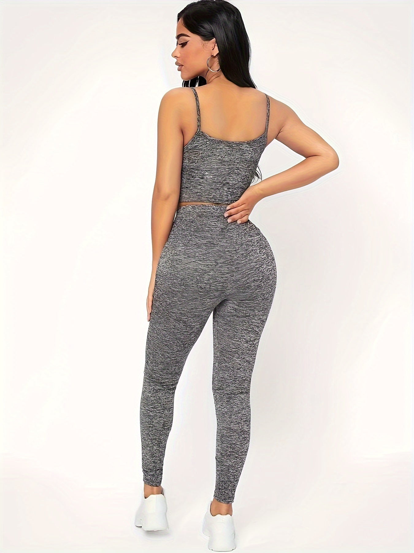 Set grigio composto da canottiera corta e pantaloni stretti con allacciatura in vita
