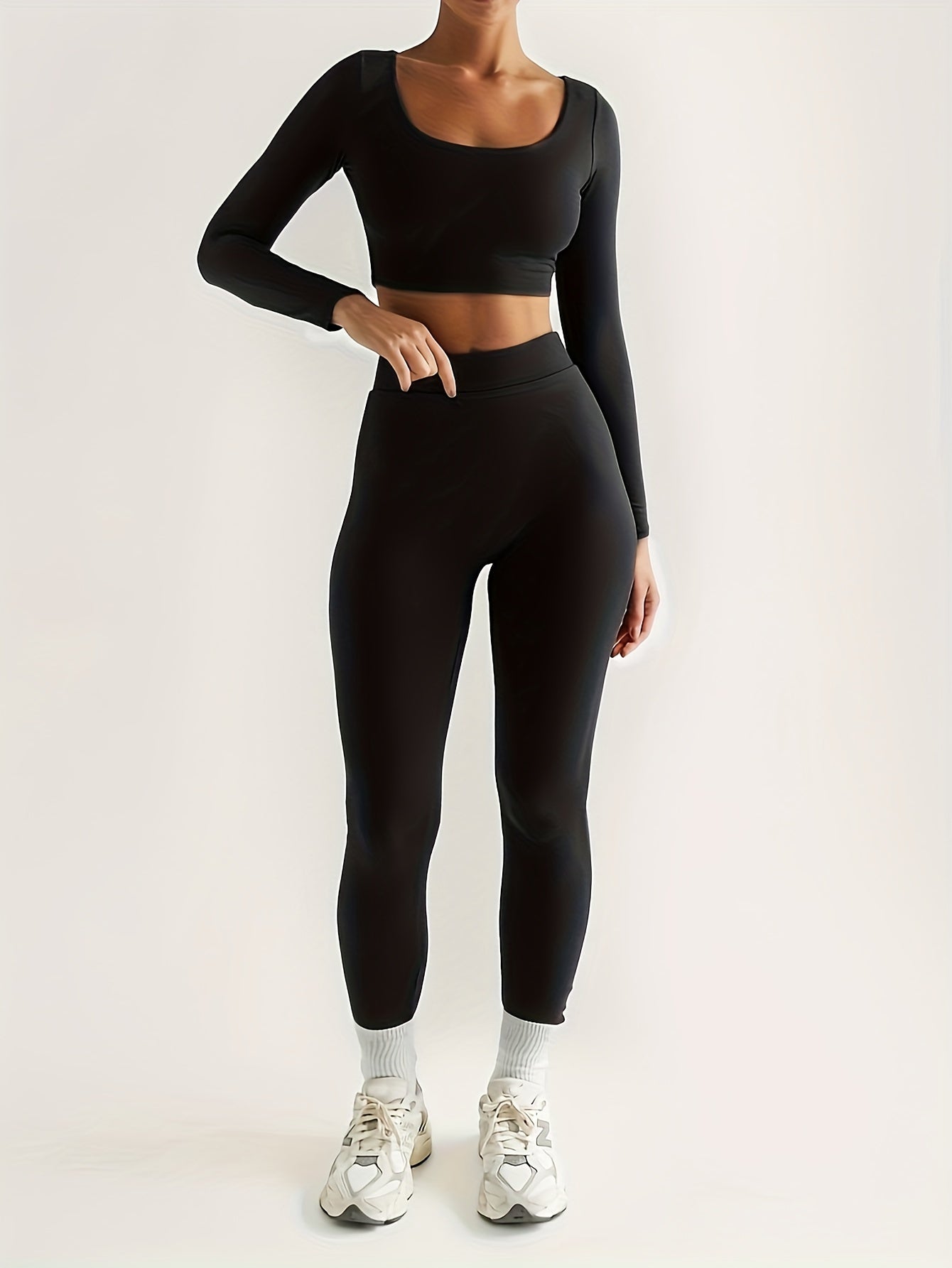 Set sportivo composto da top corto a maniche lunghe e pantaloni skinny a vita alta