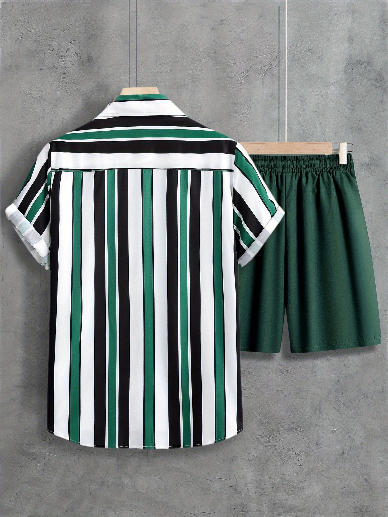 Set composto da camicia a maniche corte con colletto a revers e bottoni e pantaloncini con coulisse