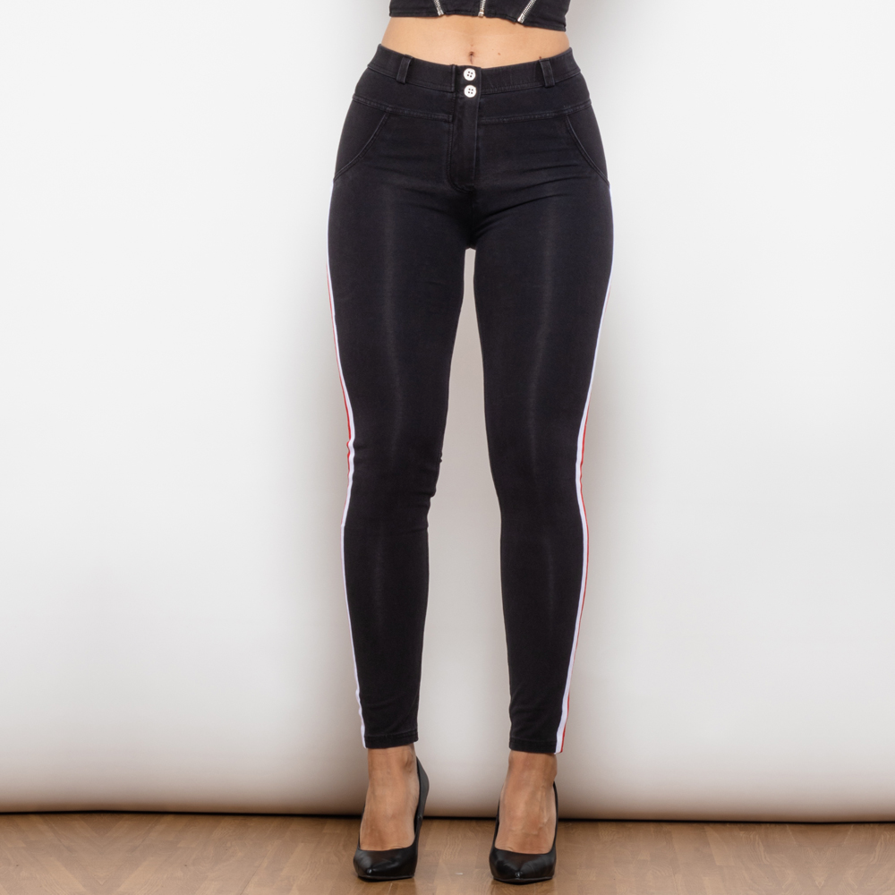 Jeans attillati neri con strisce bianche e rosse