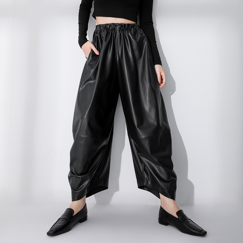 Pantaloni di pelle nera con vita alta e gambe larghe