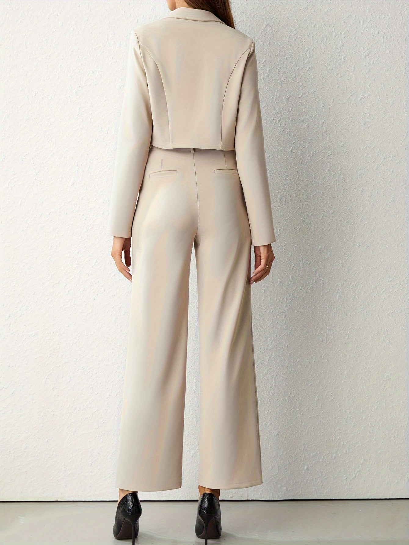 Elegante blazer beige con revers e pantaloni a gamba dritta
