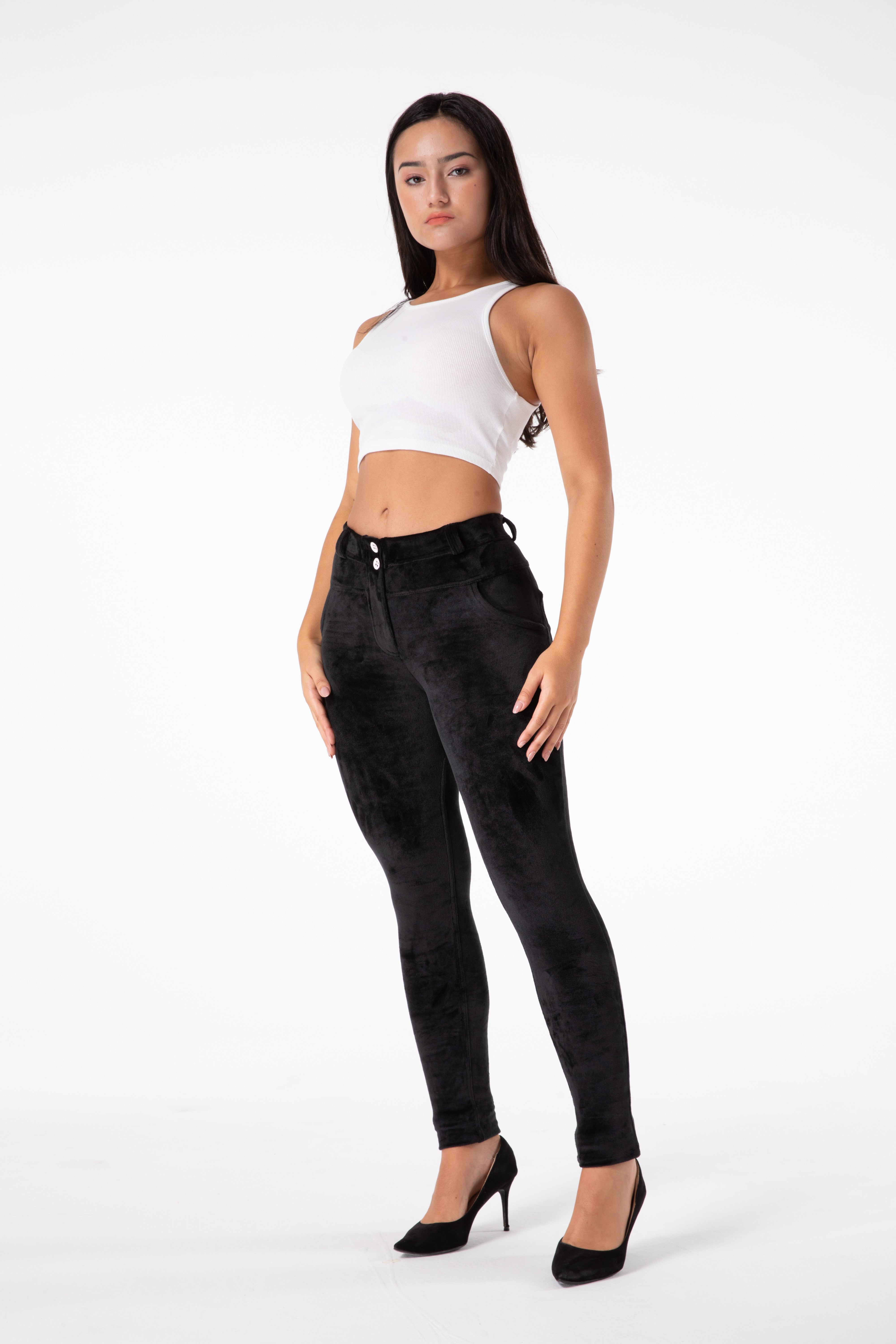 Pantaloni attillati di velluto nero