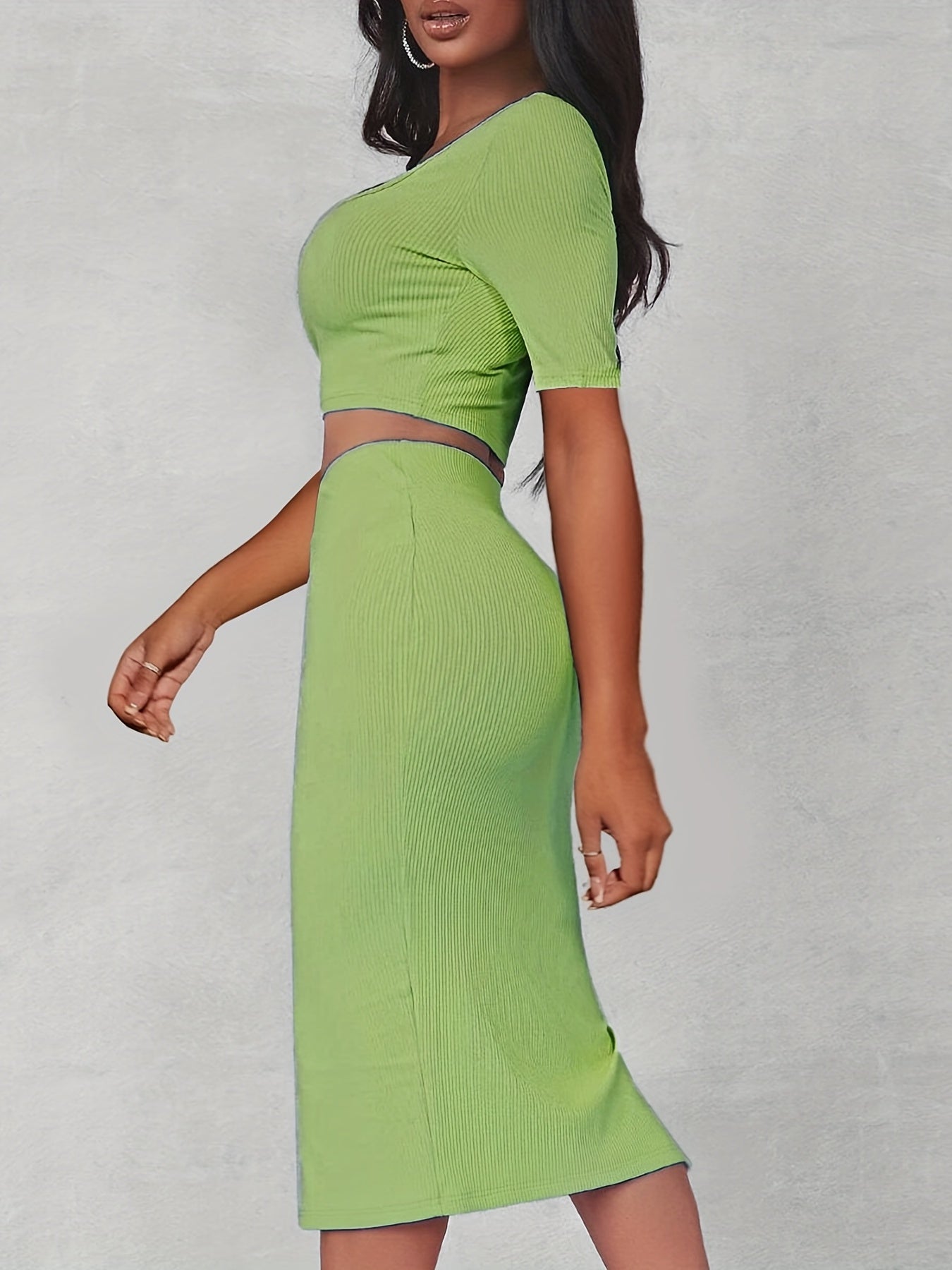 Set composto da top corto con cut-out e gonna aderente con spacco