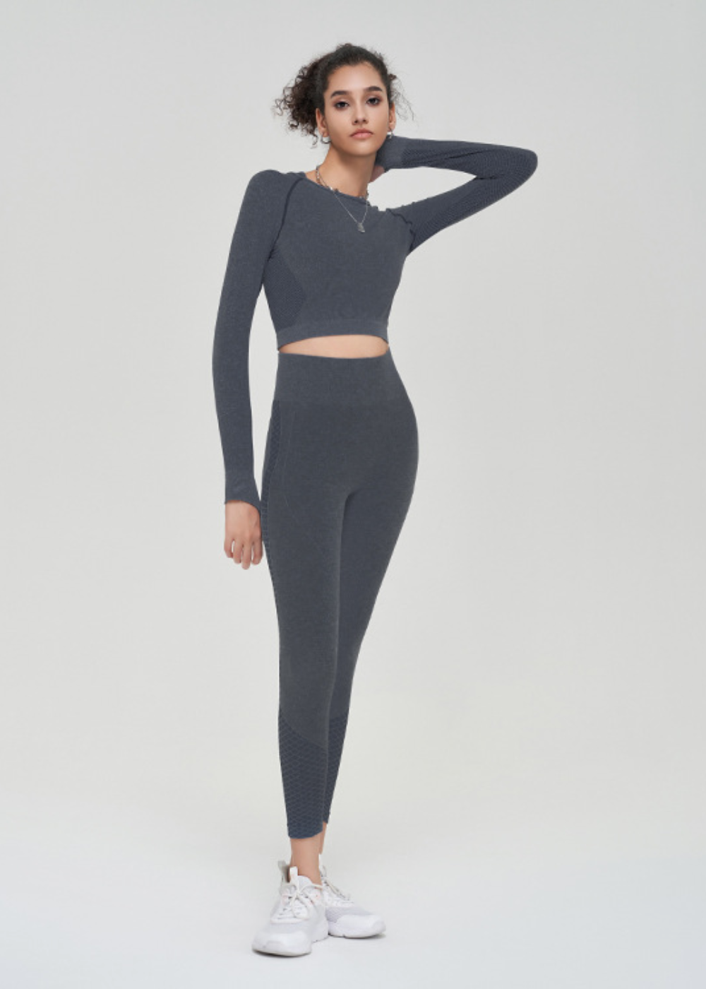 Top senza cuciture e pantaloni con maniche lunghe