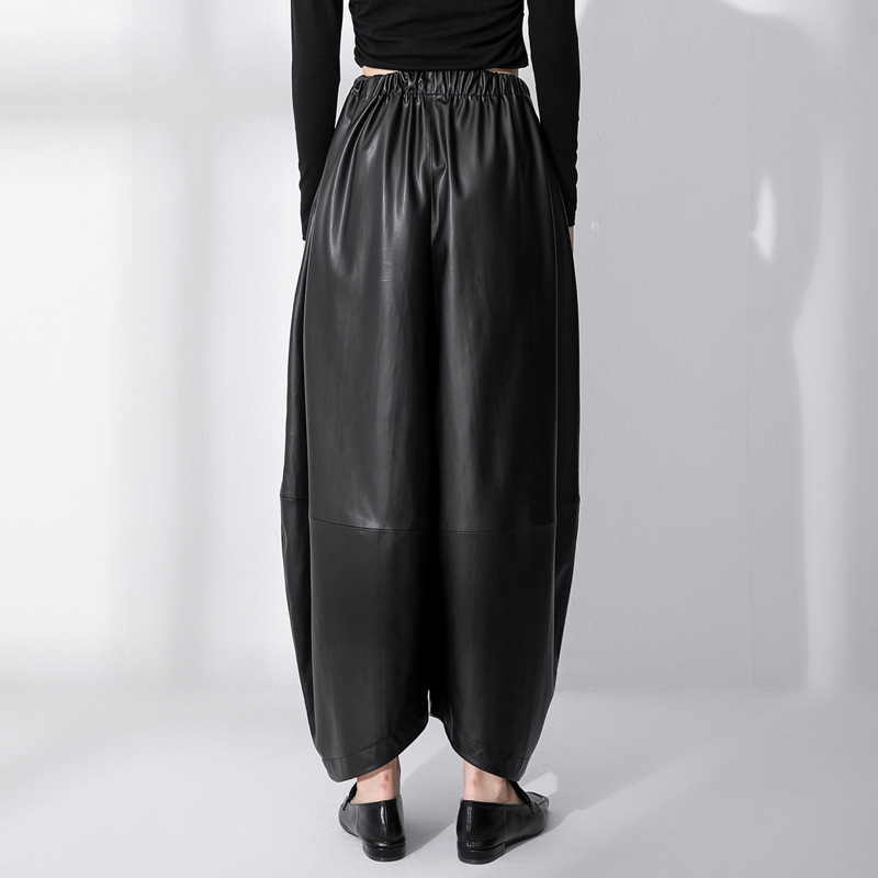 Pantaloni di pelle nera con vita alta e gambe larghe