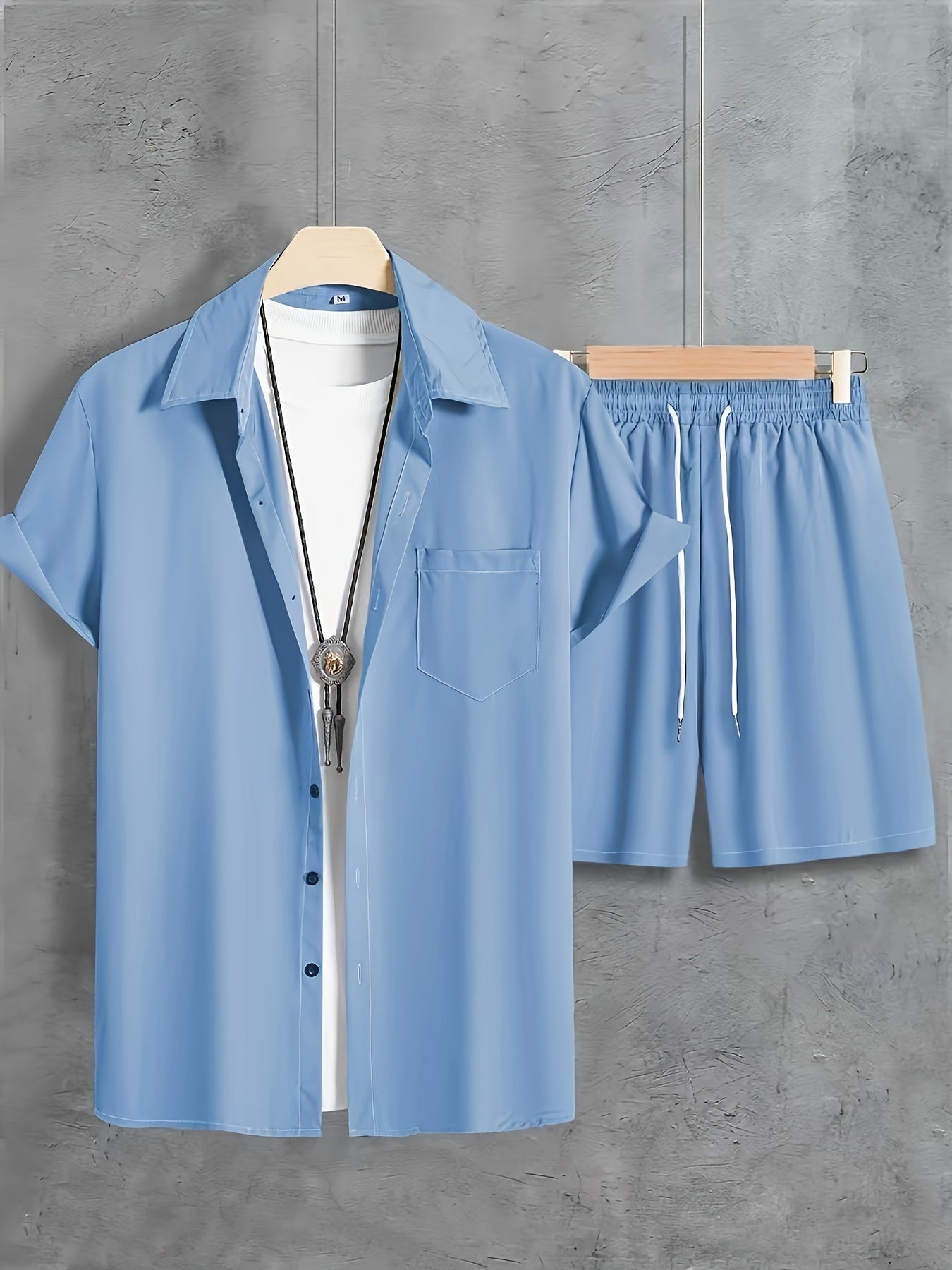 Set casual composto da camicia a maniche corte con revers con chiusura a bottoni e pantaloncini con coulisse