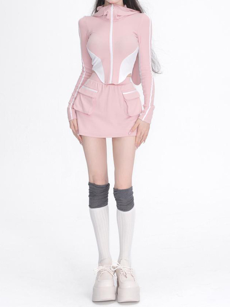 Set sportivo con felpa rosa e gonna