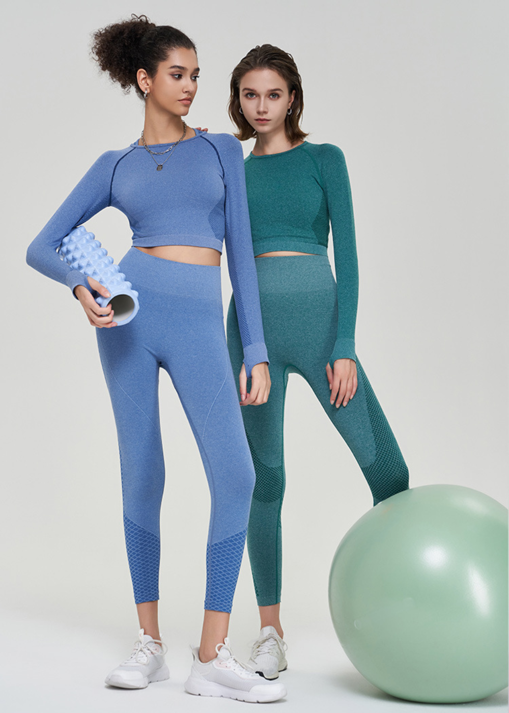 Top senza cuciture e pantaloni con maniche lunghe