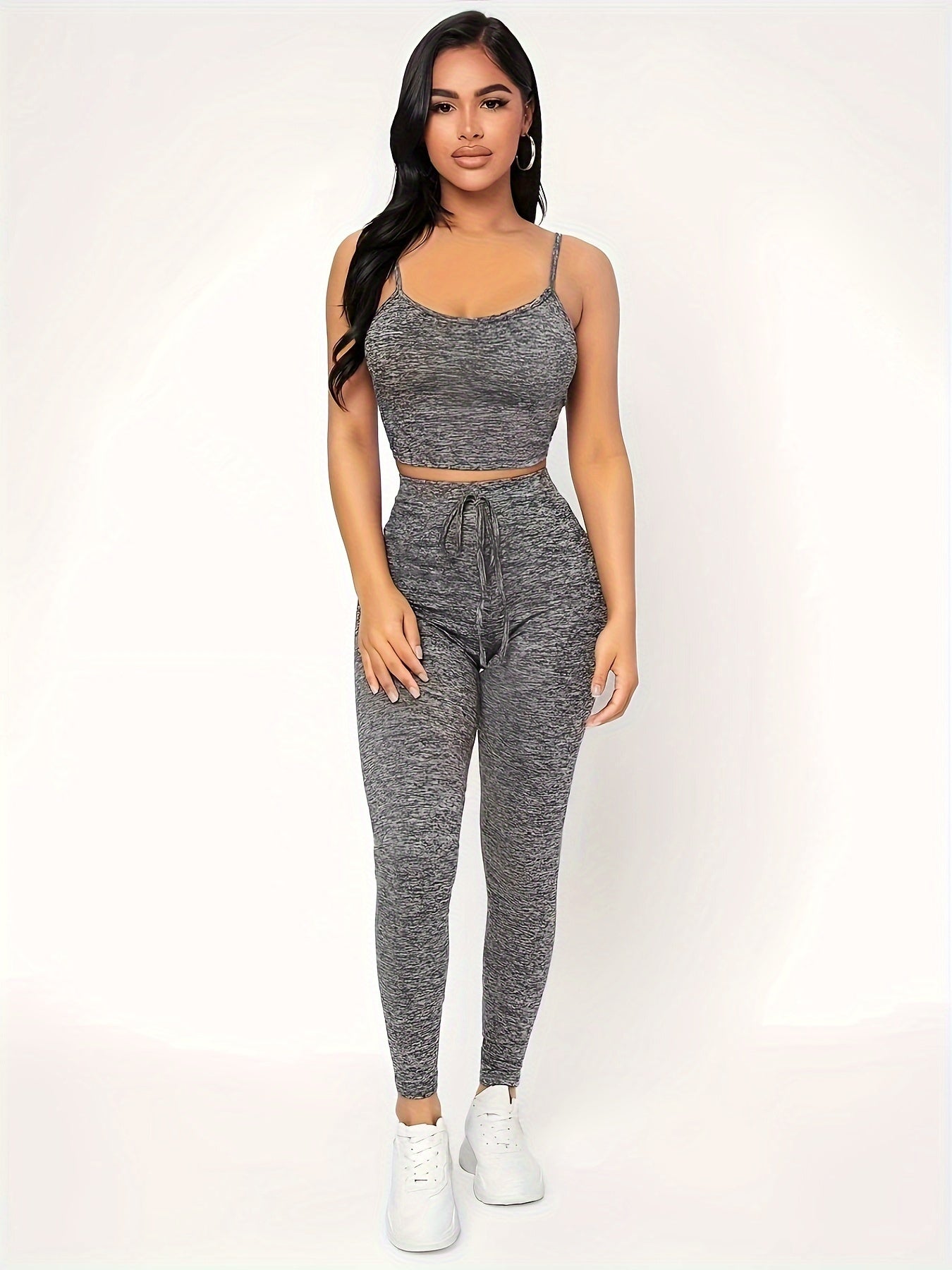 Set grigio composto da canottiera corta e pantaloni stretti con allacciatura in vita