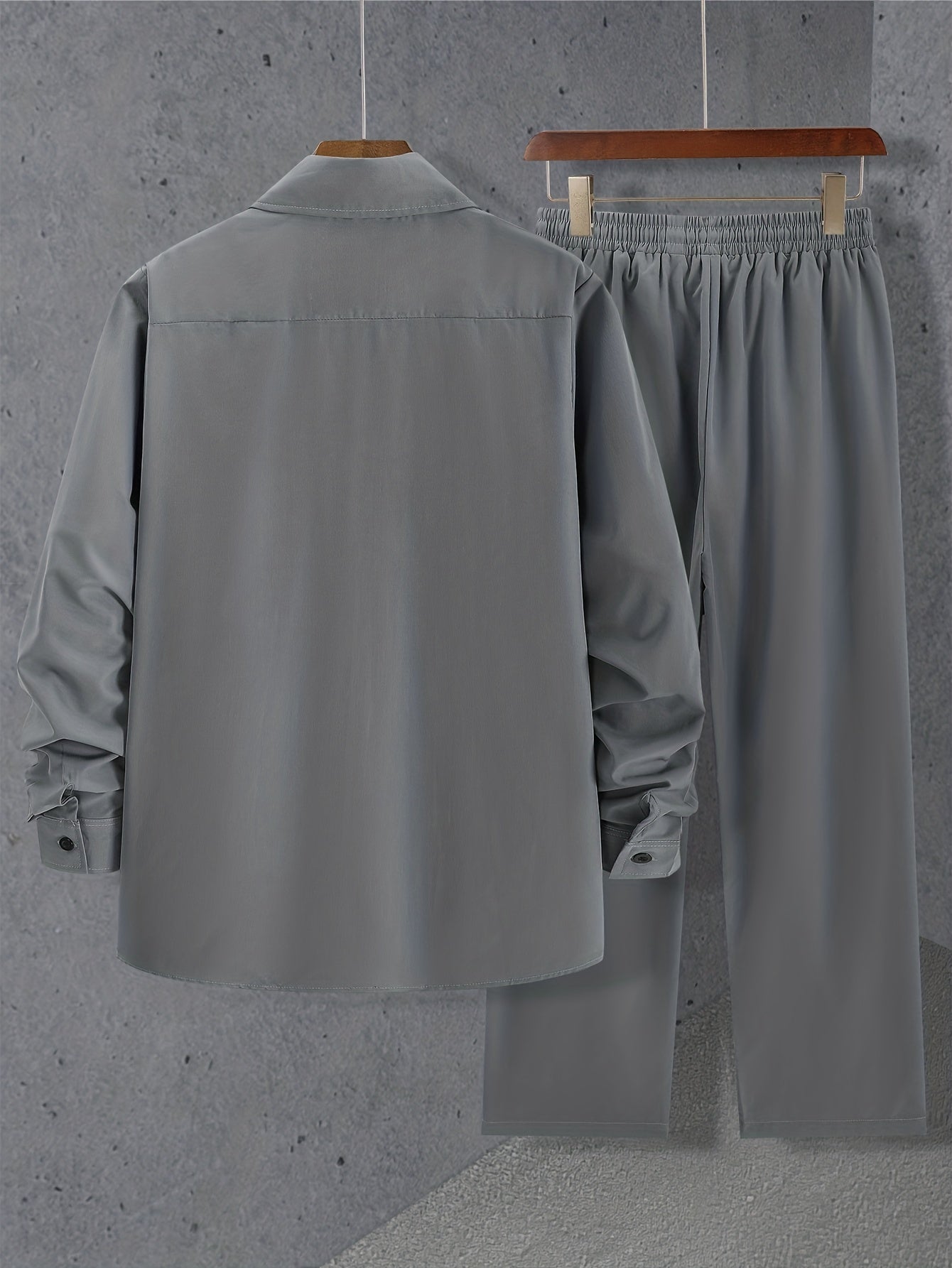 Set semplice composto da una camicia a maniche lunghe e pantaloni con coulisse per l'estate