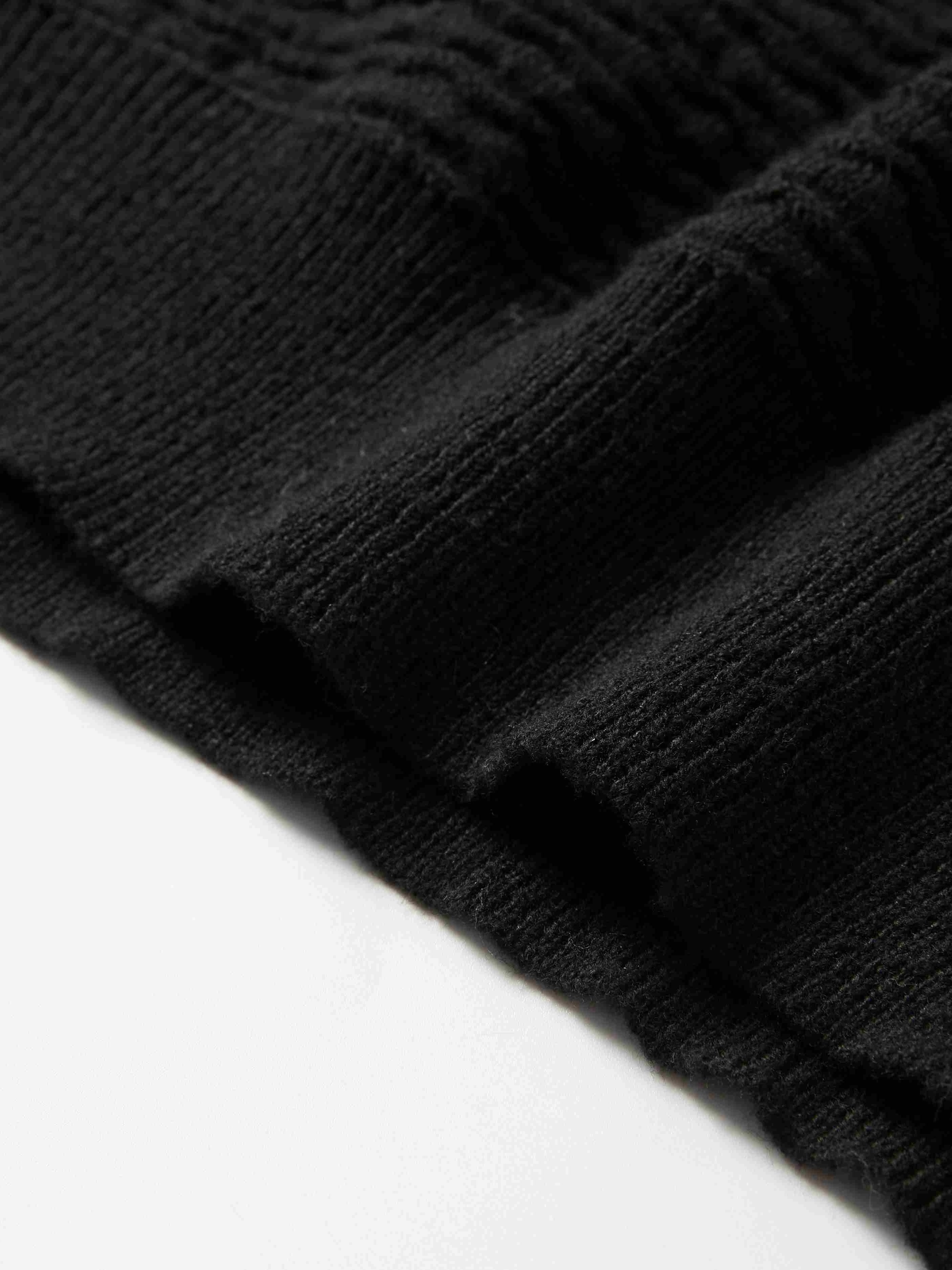 Maglione lavorato a coste nero