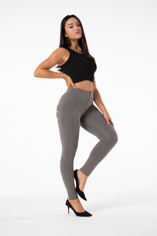 Leggings aderenti grigi a vita alta