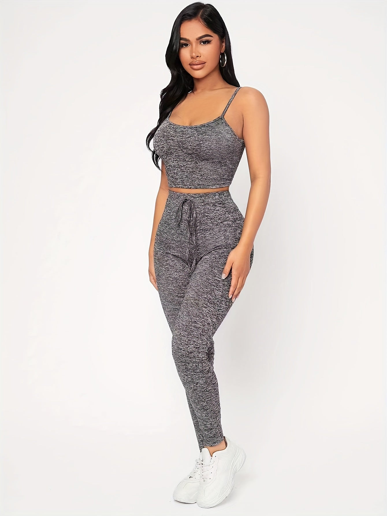 Set grigio composto da canottiera corta e pantaloni stretti con allacciatura in vita