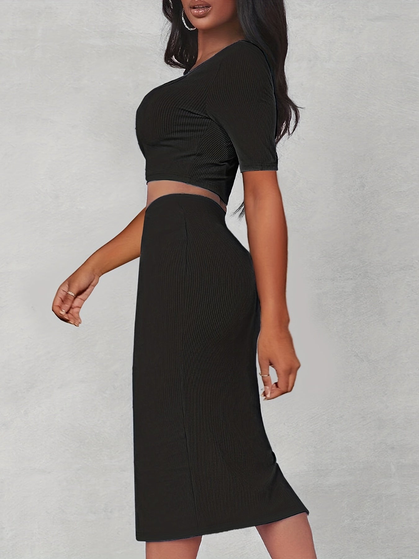 Set composto da top corto con cut-out e gonna aderente con spacco