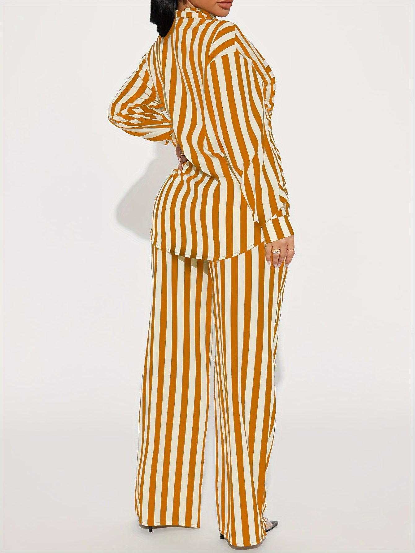 Set composto da camicia a righe con maniche lunghe e pantaloni a gamba larga