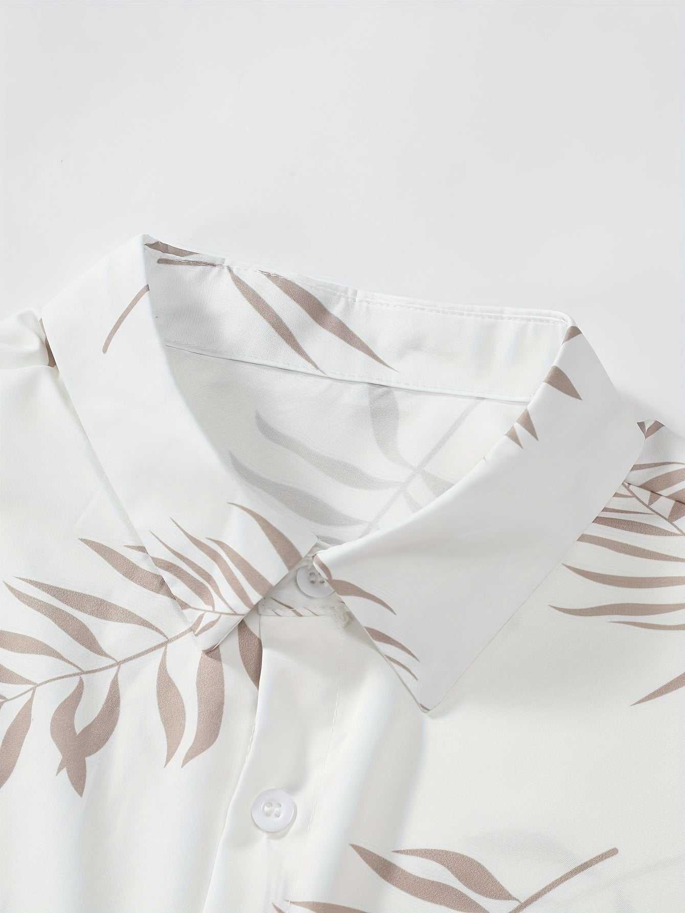 Set camicia e pantaloncini con stampa di foglie