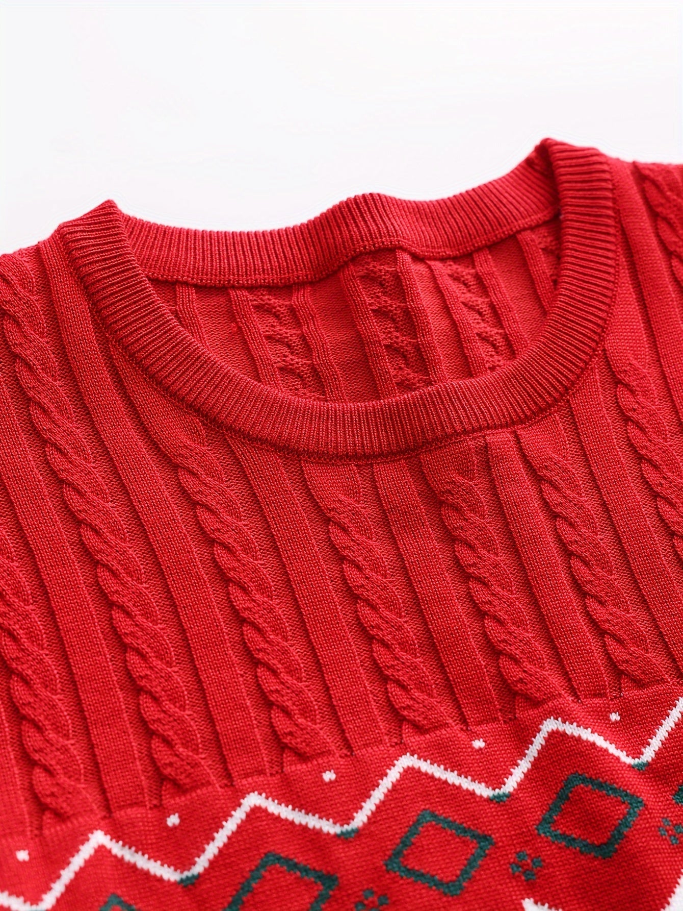 Maglione lavorato ai ferri con motivo natalizio