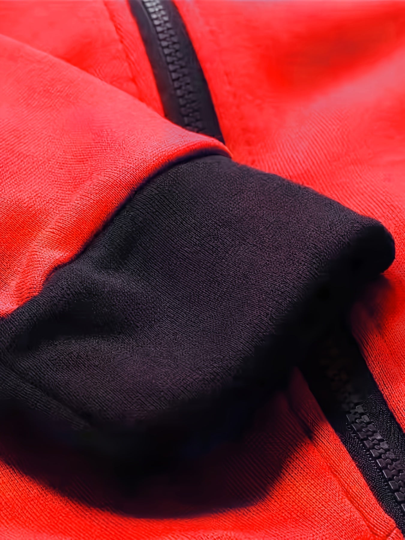 Set composto da felpa sportiva con cappuccio e pantaloni