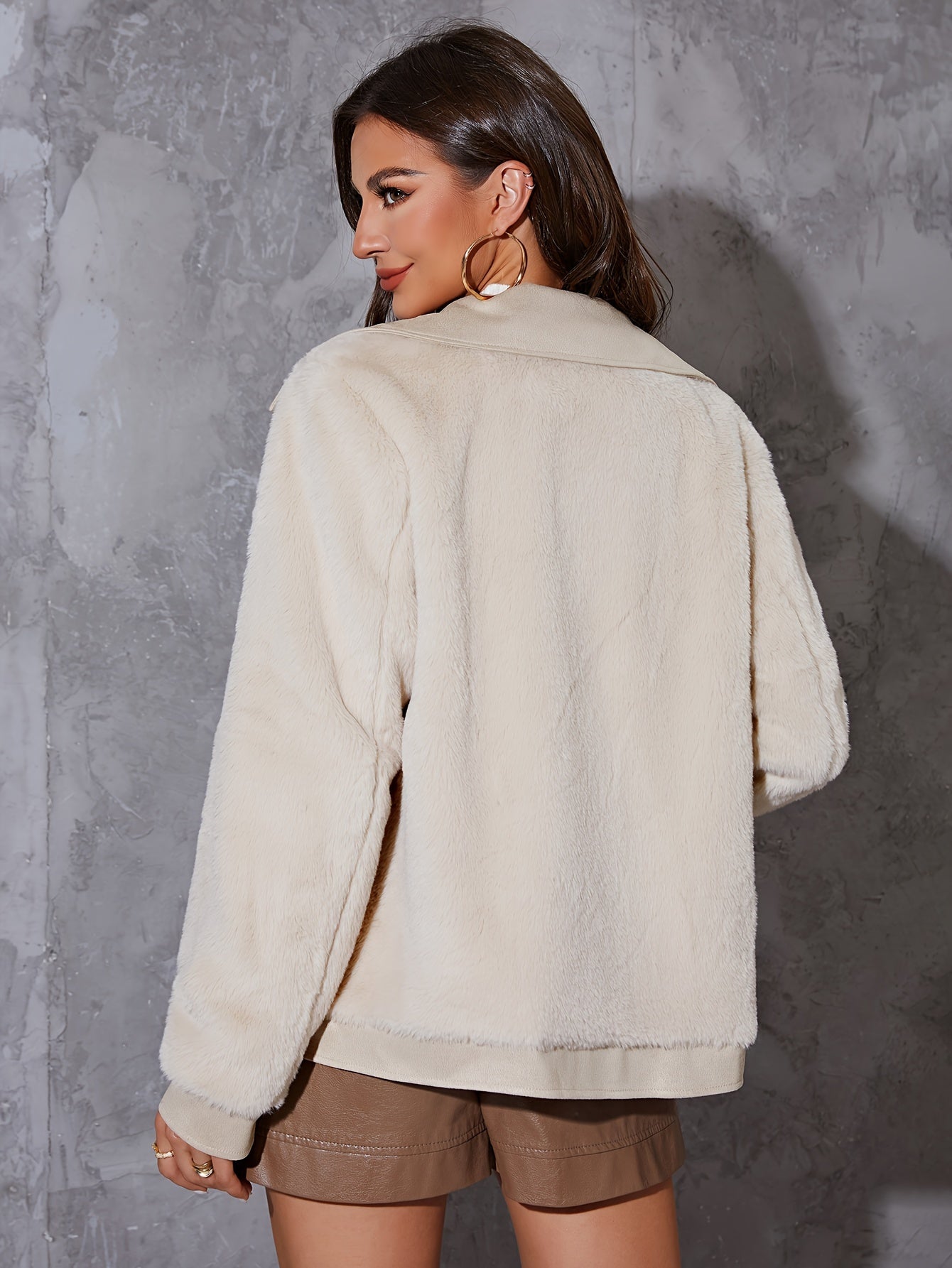 Giacca in peluche beige con revers