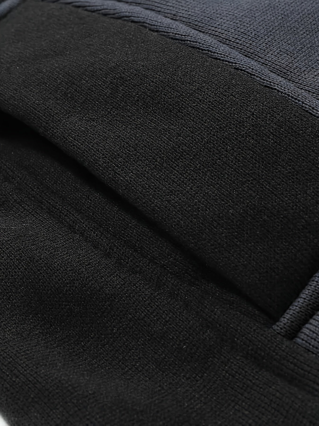 Set composto da felpa sportiva con cappuccio e pantaloni