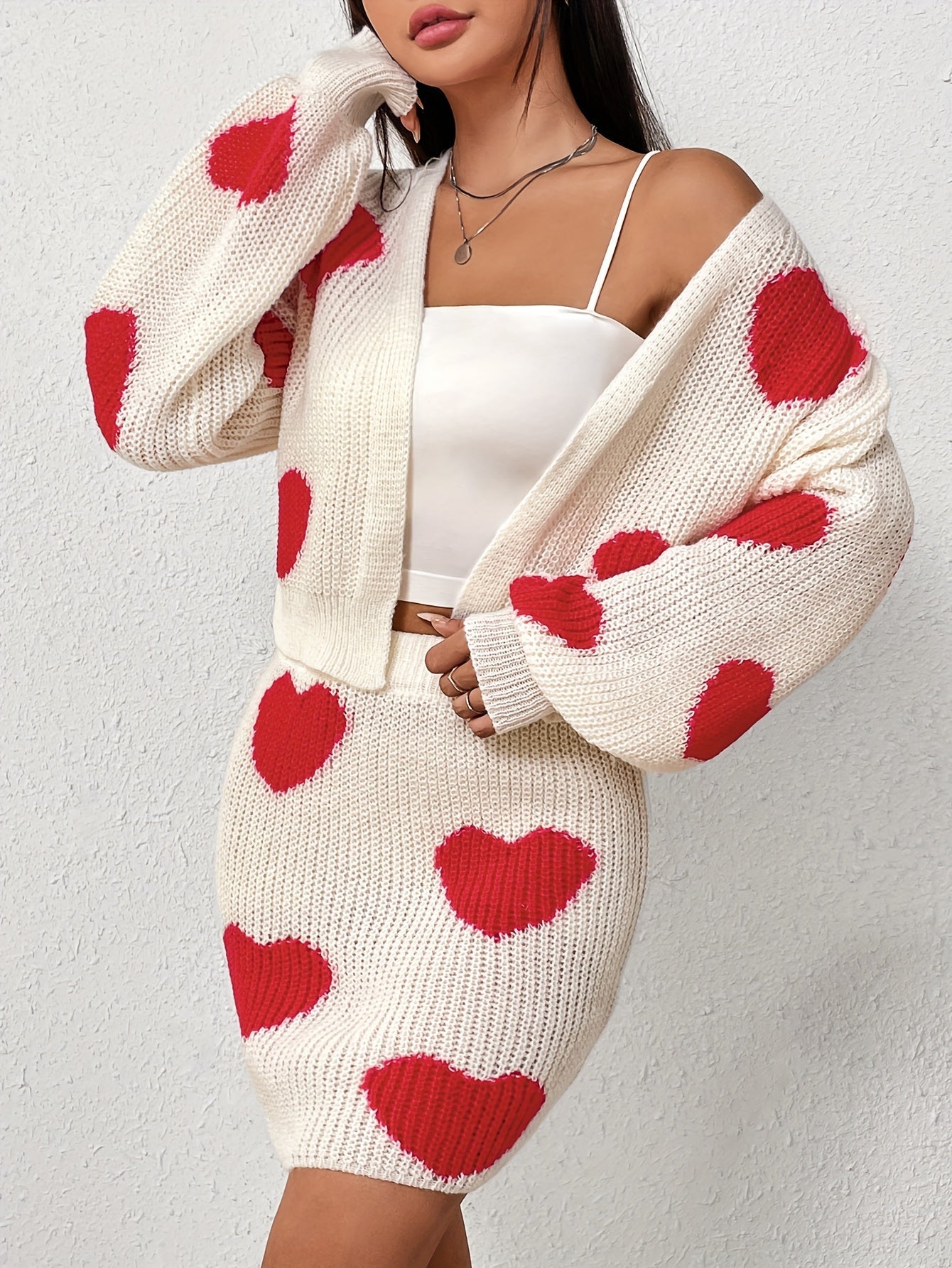 Set composto da un cardigan a maniche lunghe e una gonna lavorata a maglia con motivo a cuori