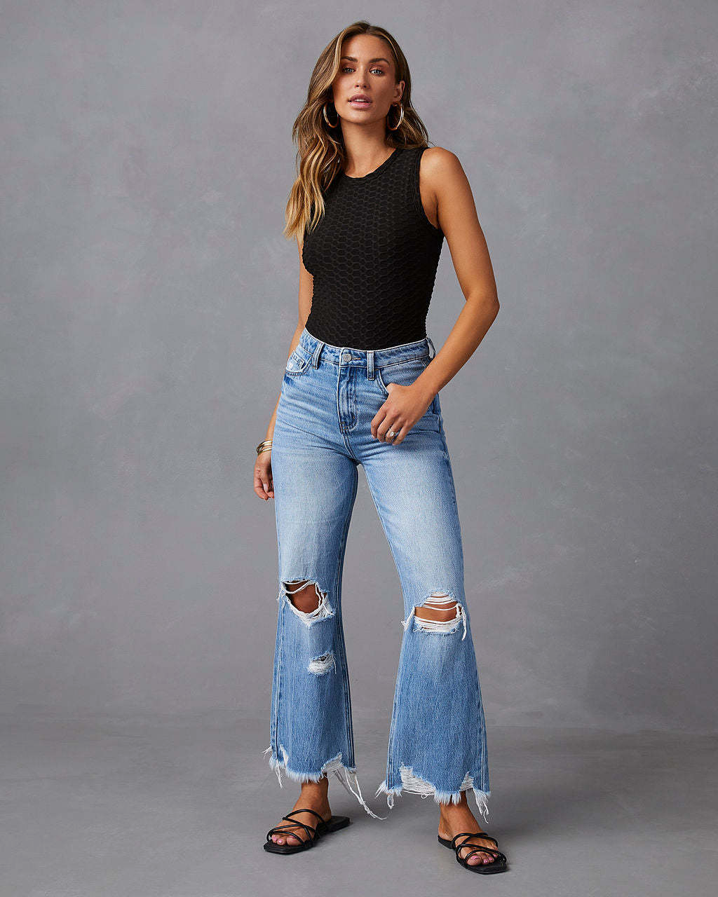 Jeans strappati con vita alta e gamba ampia