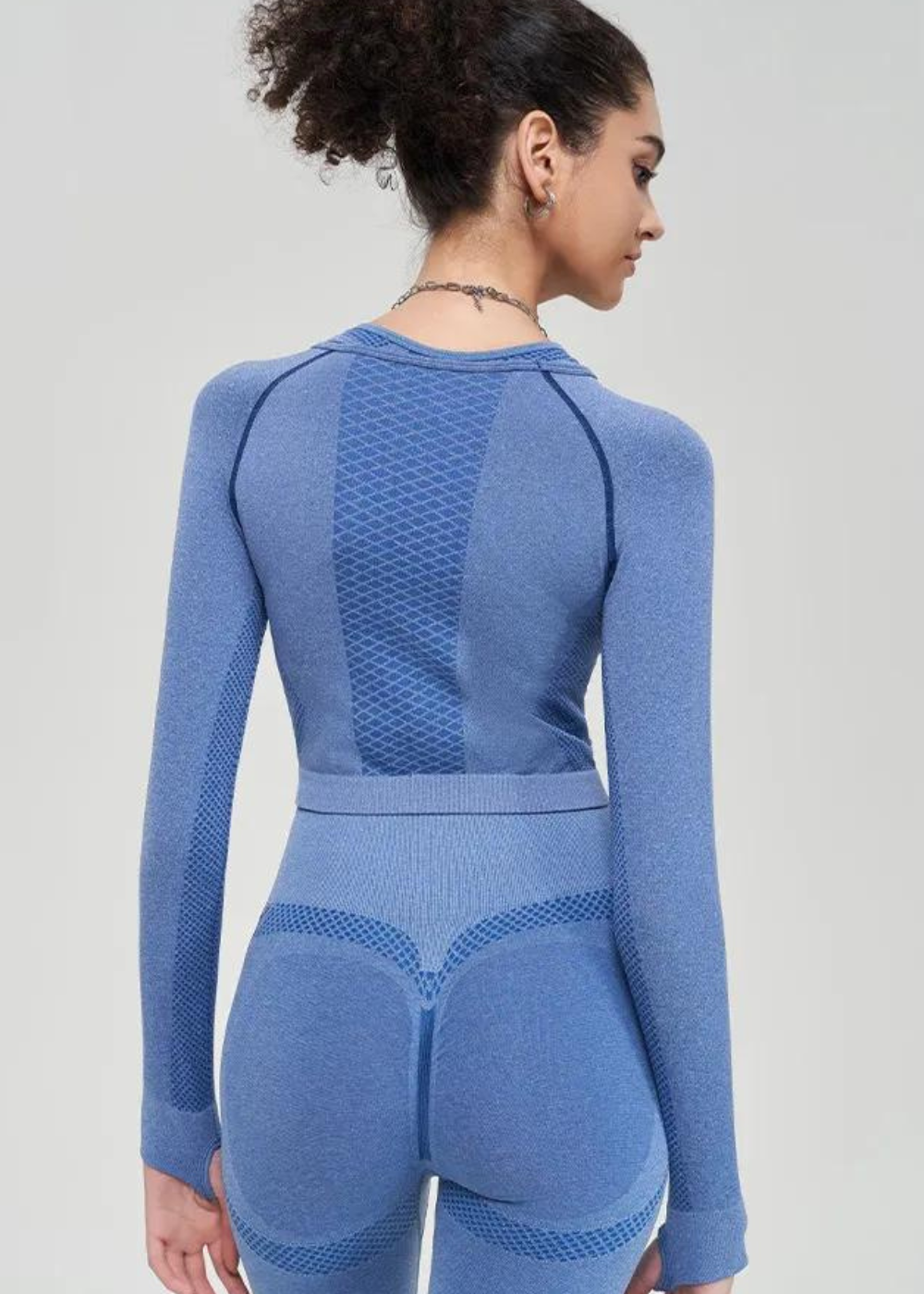 Top senza cuciture e pantaloni con maniche lunghe