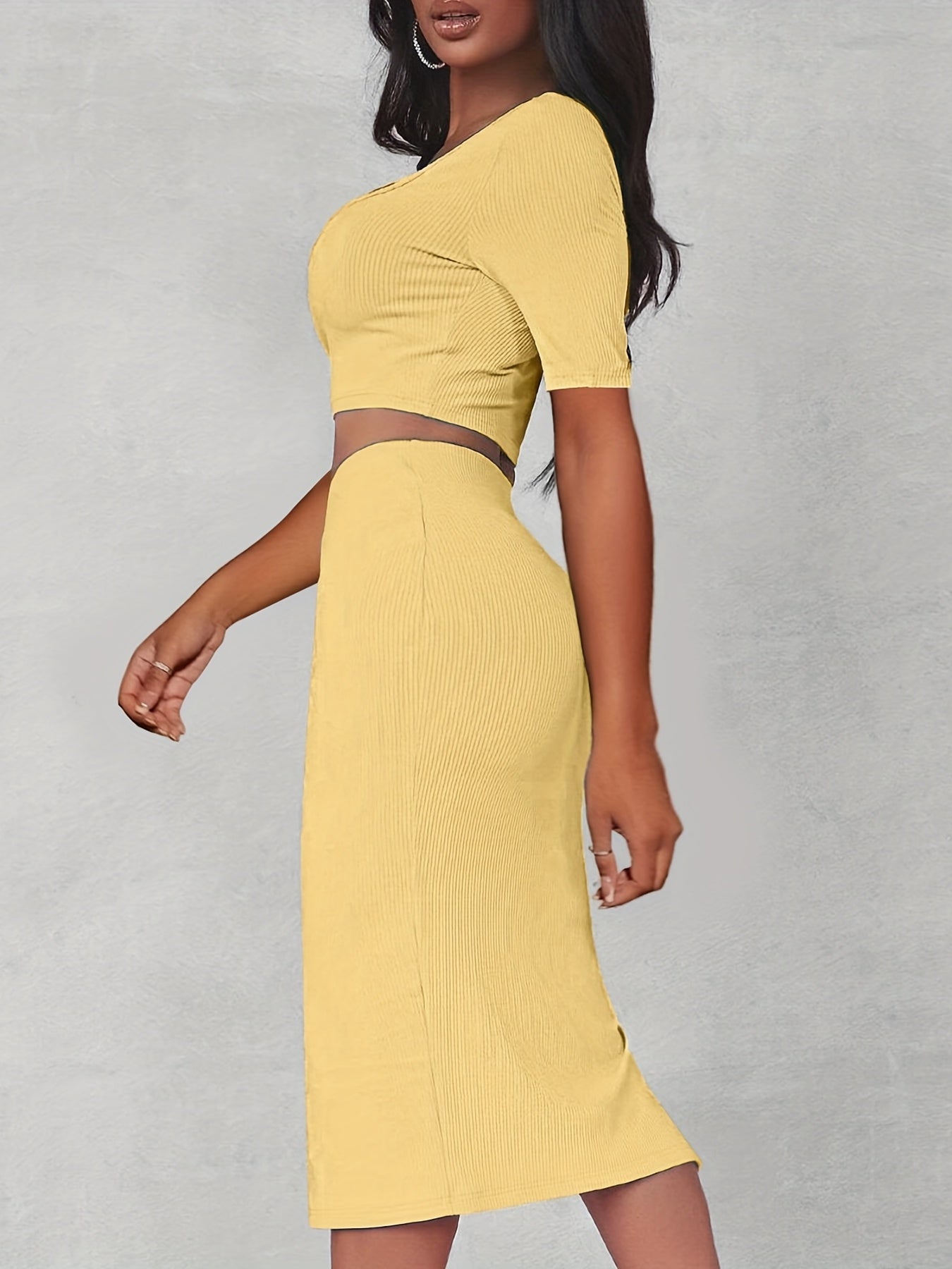 Set composto da top corto con cut-out e gonna aderente con spacco