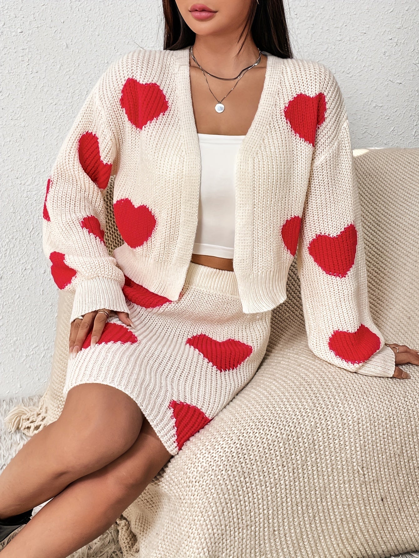 Set composto da un cardigan a maniche lunghe e una gonna lavorata a maglia con motivo a cuori