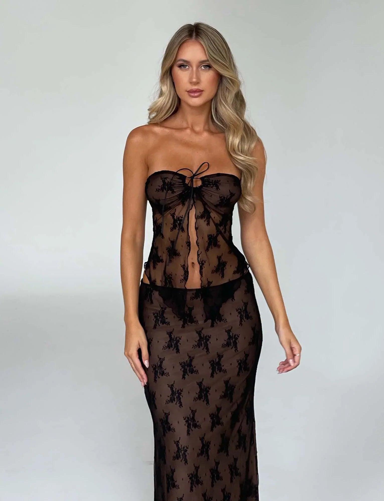 Elegante top traslucido con gonna