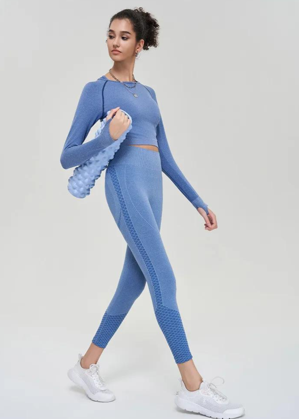 Top senza cuciture e pantaloni con maniche lunghe
