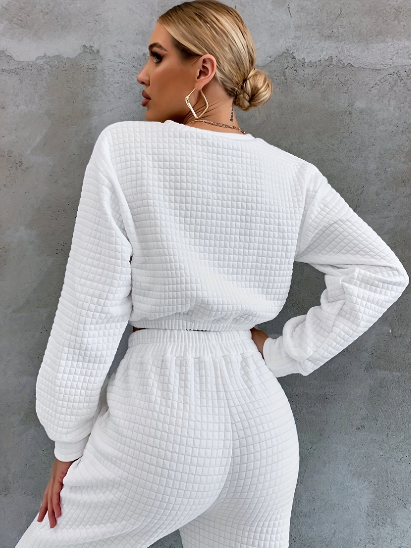 Felpa corta strutturata e pantaloni da donna