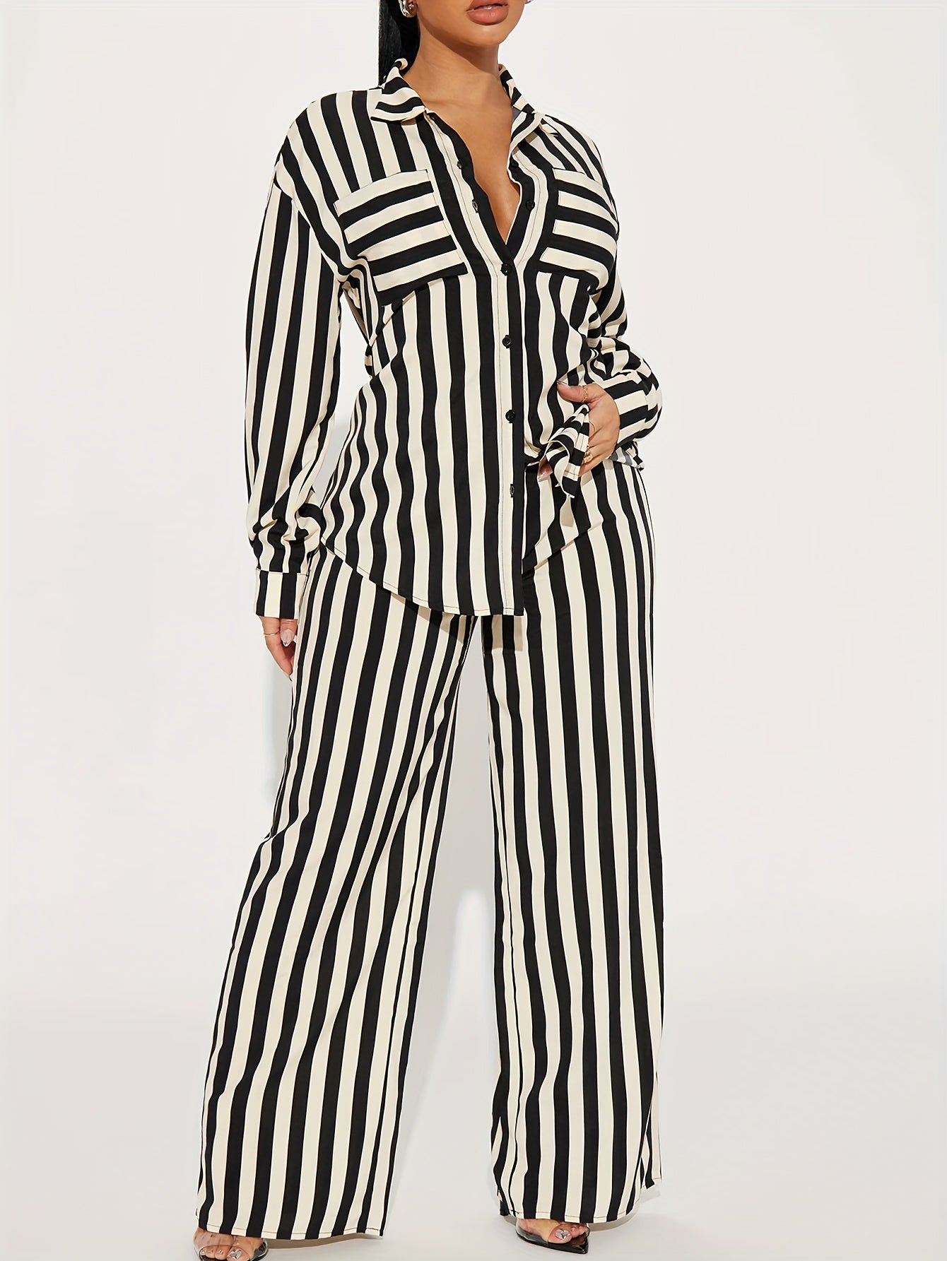 Set composto da camicia a righe con maniche lunghe e pantaloni a gamba larga