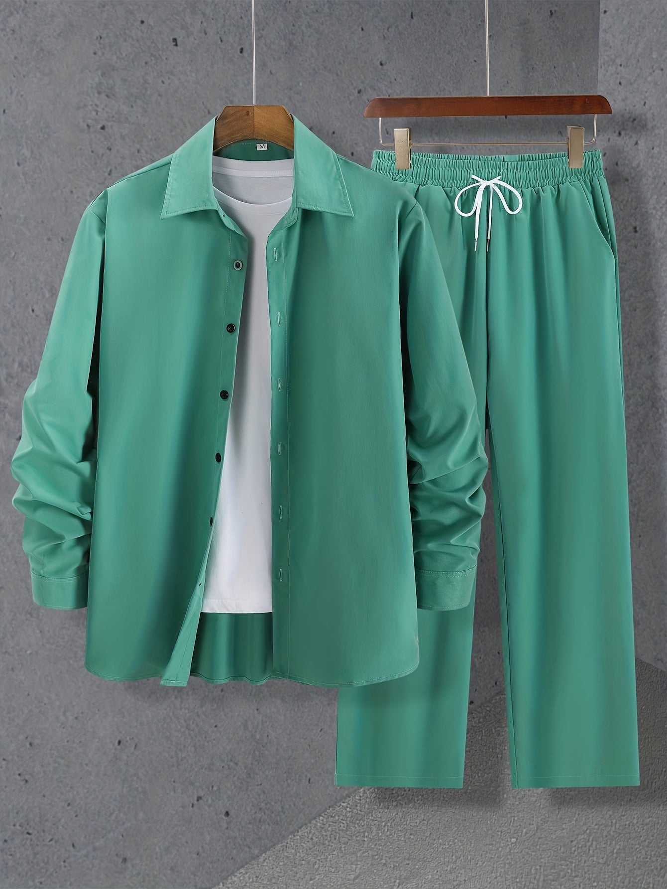 Set semplice composto da una camicia a maniche lunghe e pantaloni con coulisse per l'estate