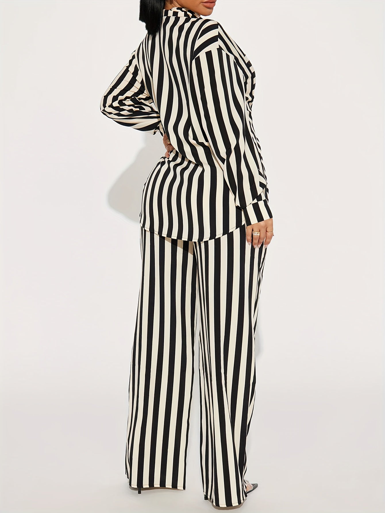 Set composto da camicia a righe con maniche lunghe e pantaloni a gamba larga