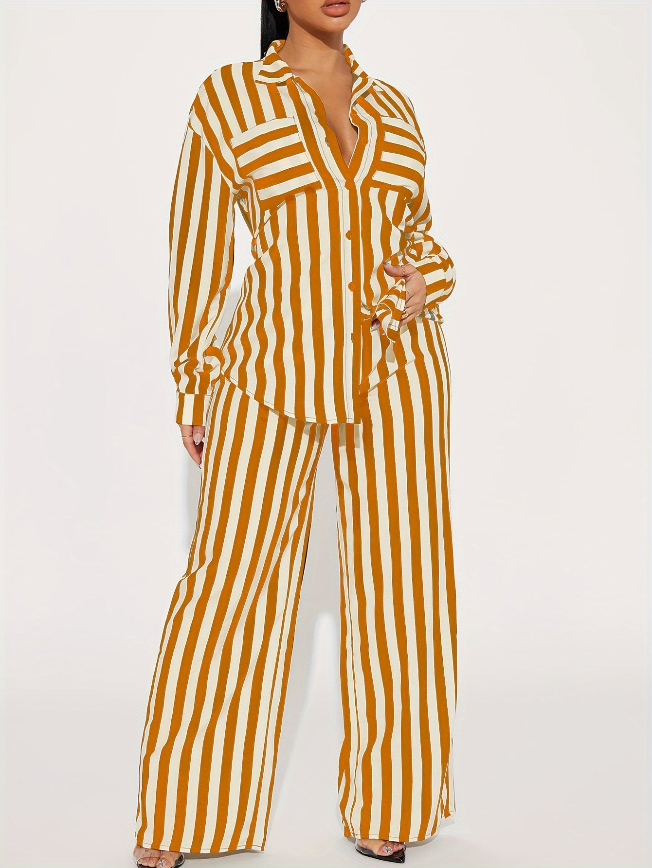 Set composto da camicia a righe con maniche lunghe e pantaloni a gamba larga