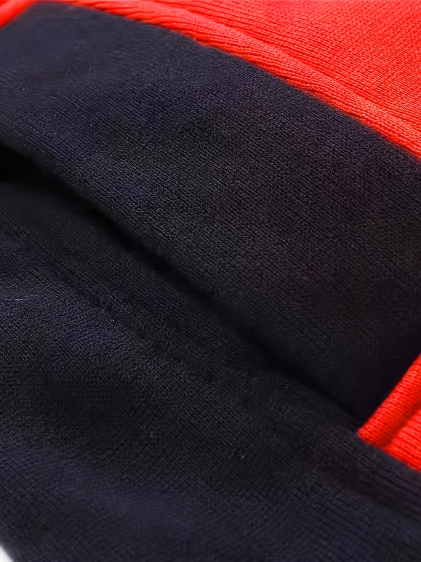 Set composto da felpa sportiva con cappuccio e pantaloni