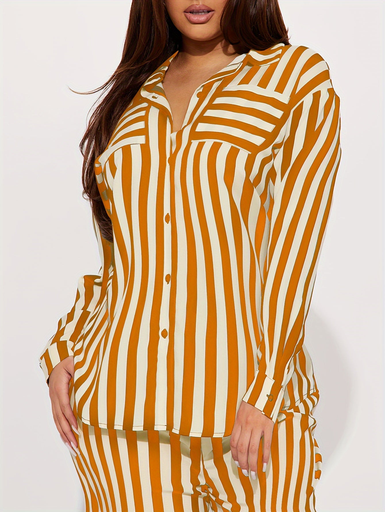 Set composto da camicia a righe con maniche lunghe e pantaloni a gamba larga